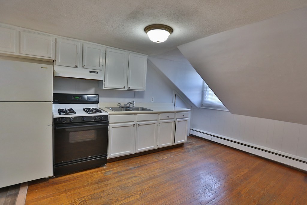 1 bed, 1 bath apartment for rent at 889 Pine Unit 3S, Fall River — photo 3 of 9