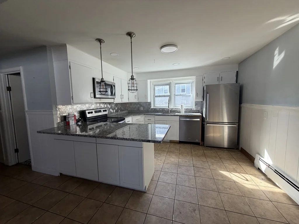 4 bed, 1 bath apartment for rent at 89 Bunker Hill Ave Unit 1, Lowell — photo 4 of 13