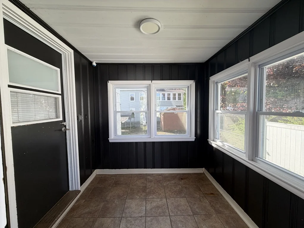 4 bed, 1 bath apartment for rent at 89 Bunker Hill Ave Unit 1, Lowell — photo 3 of 13