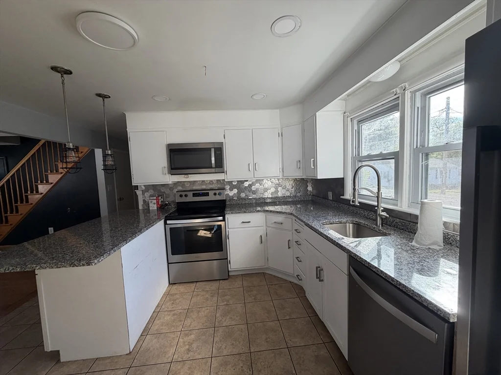 4 bed, 1 bath apartment for rent at 89 Bunker Hill Ave Unit 1, Lowell — photo 5 of 13