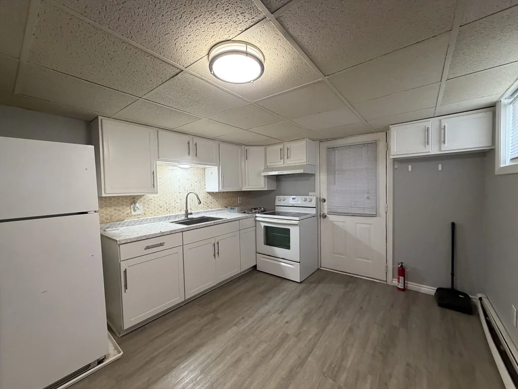 4 bed, 1 bath apartment for rent at 89 Bunker Hill Ave Unit 2, Lowell — photo 3 of 9