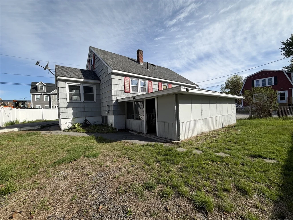 4 bed, 1 bath apartment for rent at 89 Bunker Hill Ave Unit 2, Lowell — photo 2 of 9