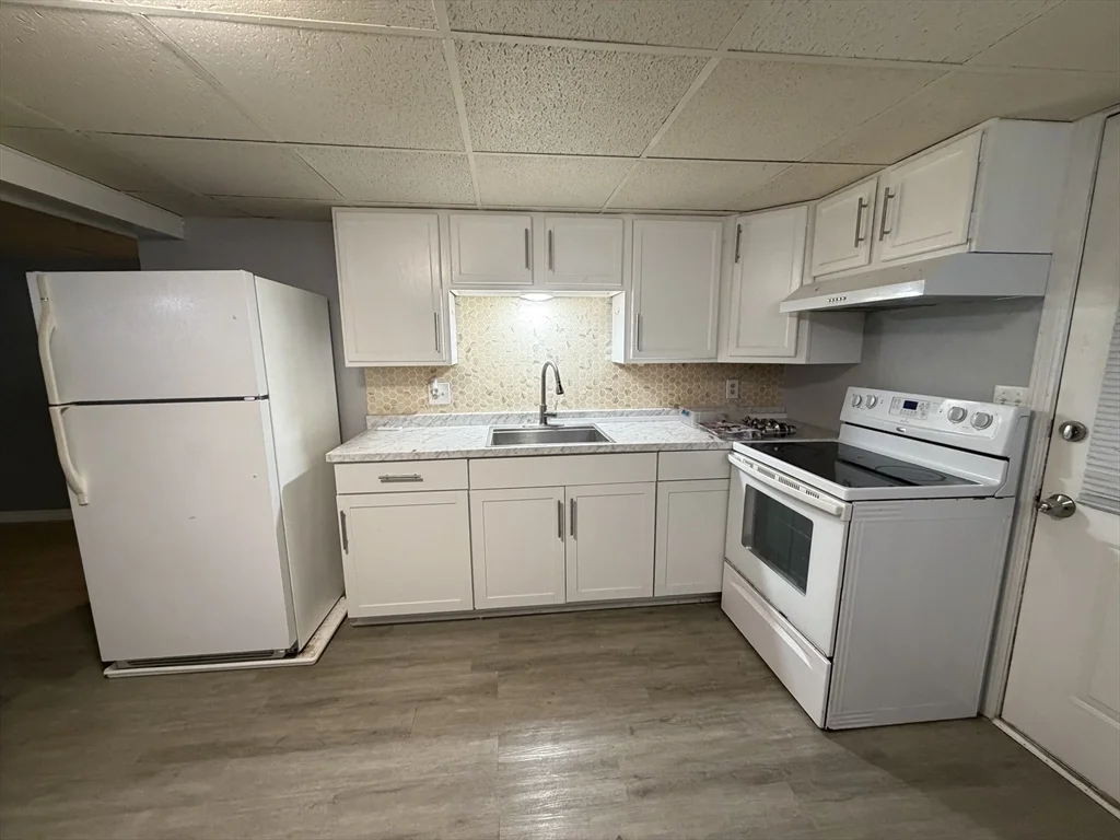 4 bed, 1 bath apartment for rent at 89 Bunker Hill Ave Unit 2, Lowell — photo 4 of 9