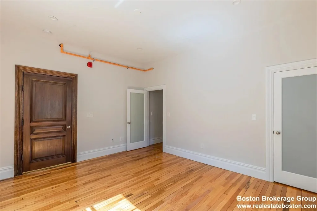 6 bed, 3 bath apartment for rent at 89 Cedar St Unit 2, Roxbury — photo 12 of 27