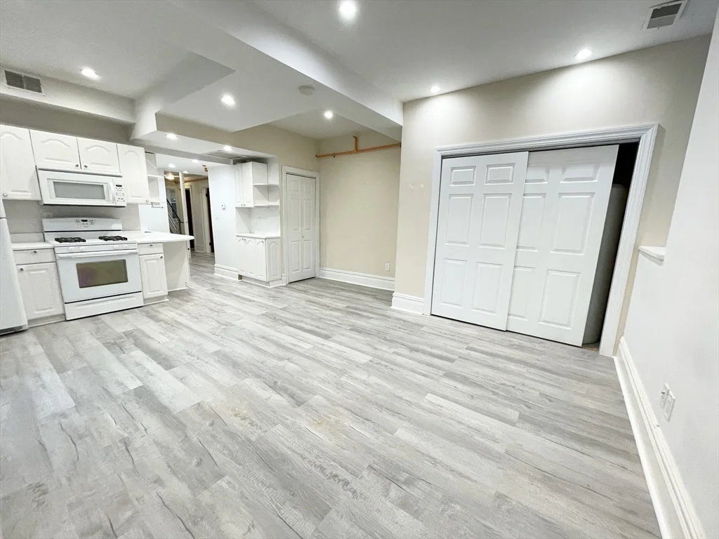 2 bed, 1 bath apartment for rent at 89 Cedar Unit 1, Roxbury — photo 3 of 10