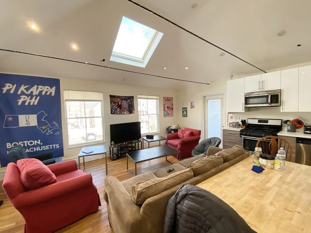 6 bed, 3 bath apartment for rent at 89 Cedar Unit 3, Roxbury — photo 3 of 14