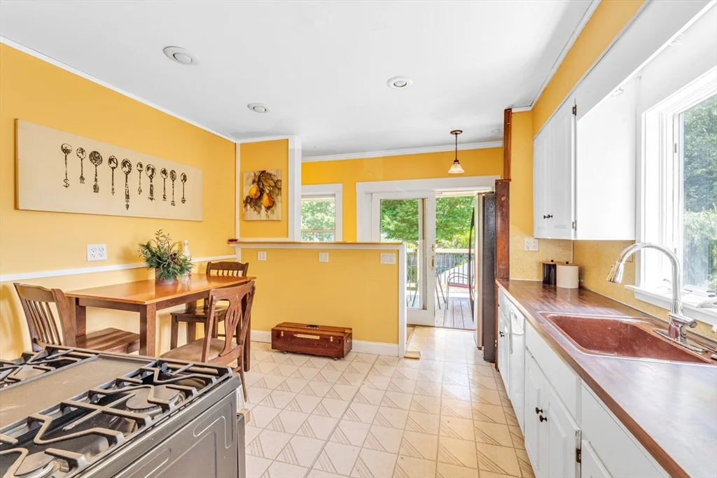 3 bed, 2 bath apartment for rent at 89 Dent St Unit 89, West Roxbury — photo 4 of 29