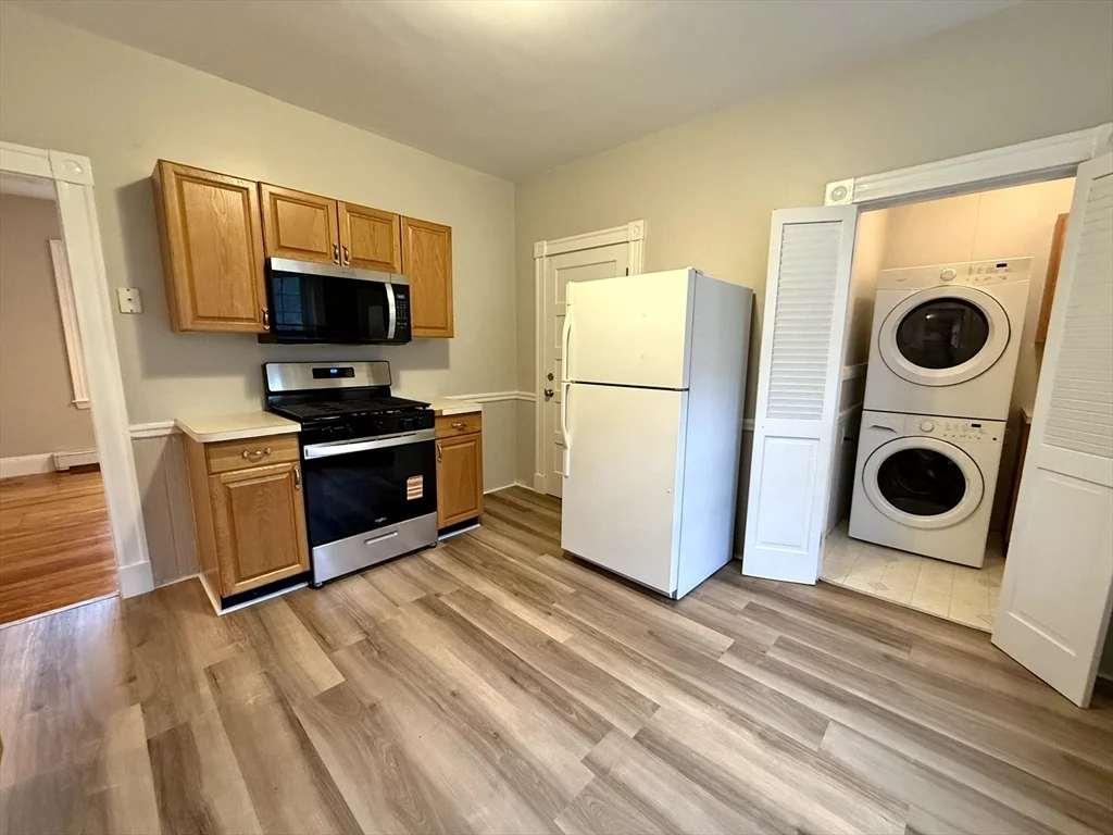 3 bed, 1 bath apartment for rent at 89 Grove St Unit 89, Belmont — photo 2 of 27