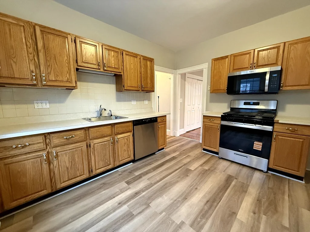3 bed, 1 bath apartment for rent at 89 Grove St Unit 89, Belmont — photo 3 of 27