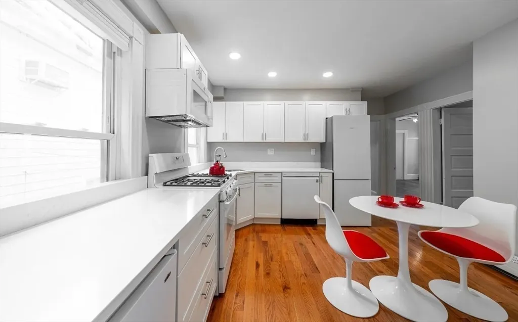 3 bed, 1.5 bath apartment for rent at 89 Kinnaird St Unit 2, Riverside — photo 3 of 12