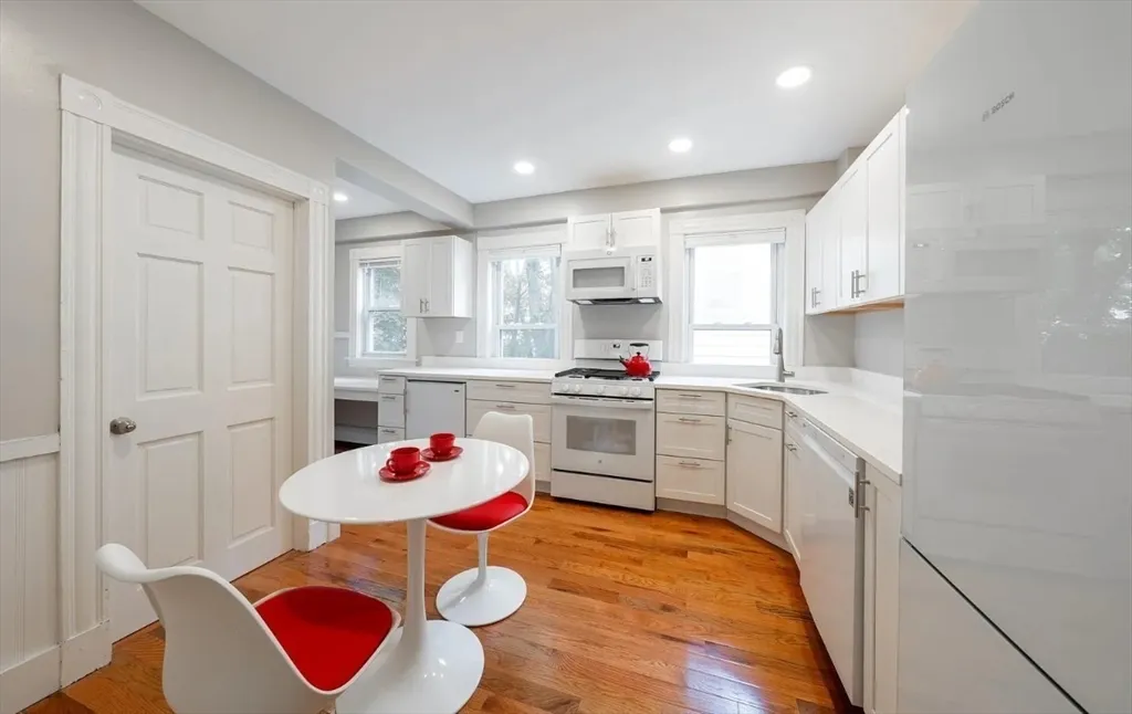 3 bed, 1.5 bath apartment for rent at 89 Kinnaird St Unit 2, Riverside — photo 2 of 12