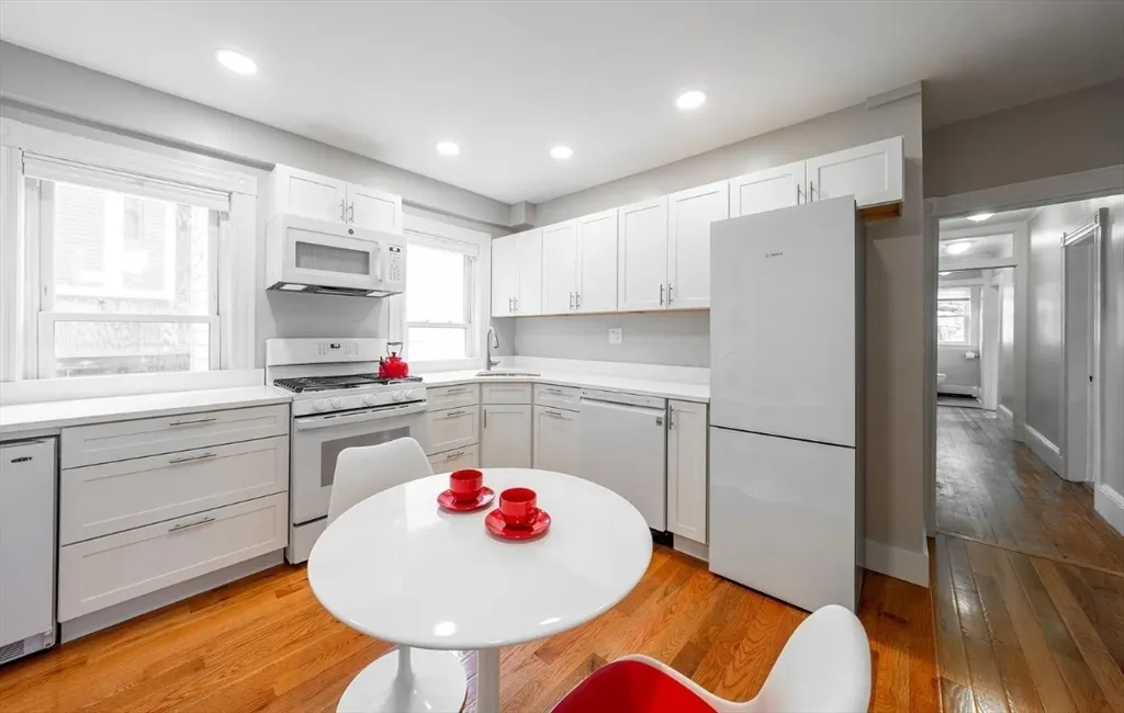 3 bed, 1.5 bath apartment for rent at 89 Kinnaird St Unit 2, Riverside — photo 1 of 12