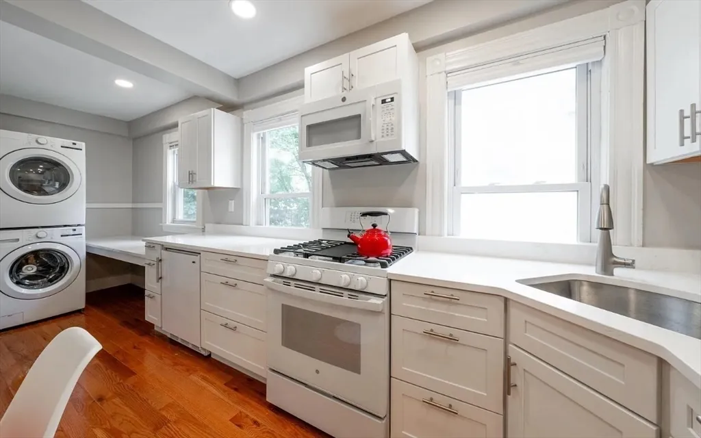 3 bed, 1.5 bath apartment for rent at 89 Kinnaird St Unit 2, Riverside — photo 4 of 12