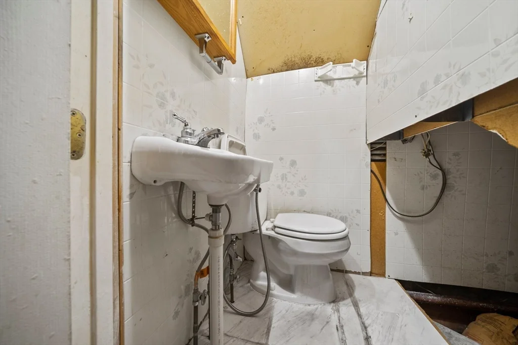 4 bed, 1 bath apartment for rent at 89 Lawn St Unit 89, Mission Hill — photo 11 of 13