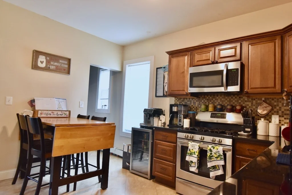 3 bed, 1 bath apartment for rent at 89 Savin Hill Unit 3, Dorchester — photo 2 of 21