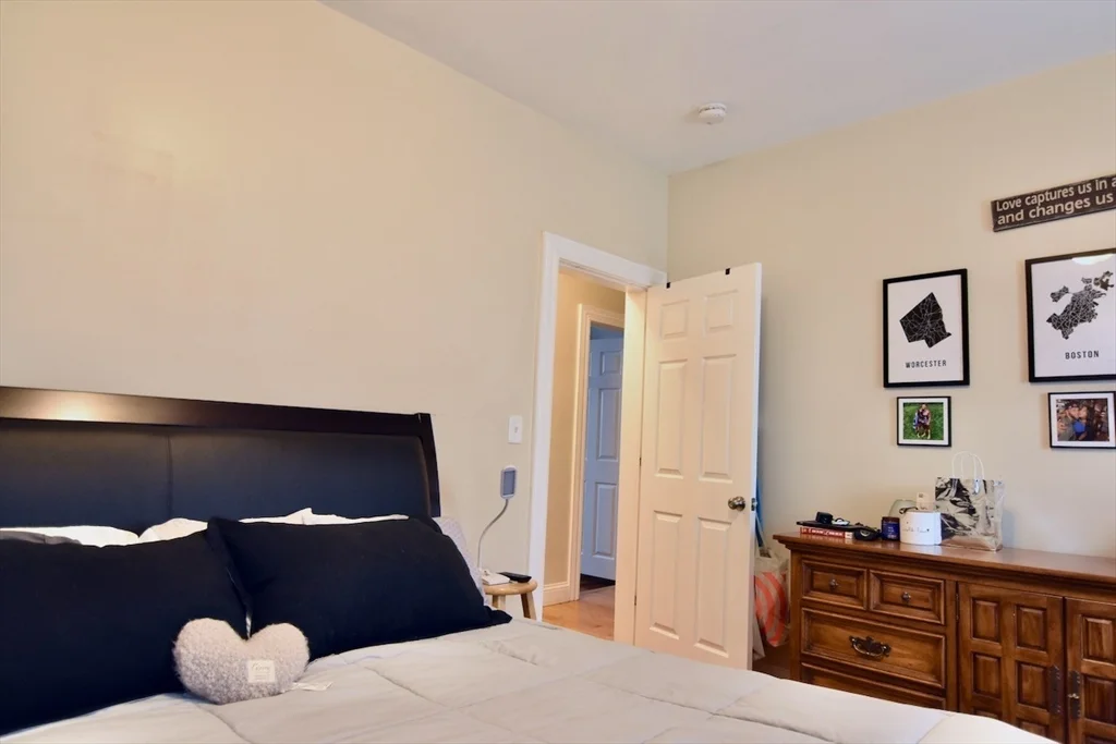 3 bed, 1 bath apartment for rent at 89 Savin Hill Unit 3, Dorchester — photo 3 of 21
