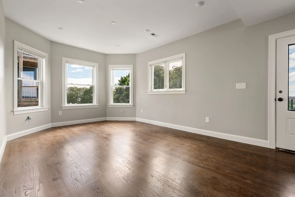 3 bed, 2 bath apartment for rent at 89 Summit Ave Unit 4, Winthrop — photo 2 of 13