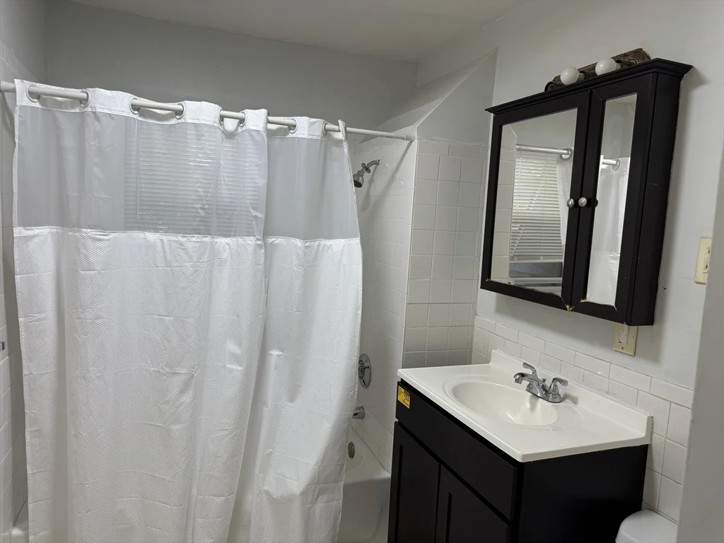 3 bed, 1 bath apartment for rent at 89 Waldeck St Unit 3, Dorchester — photo 13 of 15