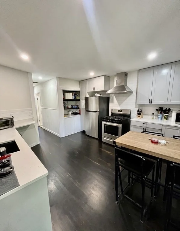 4 bed, 1 bath apartment for rent at 893 E Broadway Unit R, South Boston — photo 2 of 16