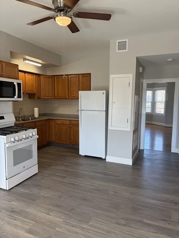 2 bed, 1 bath apartment for rent at 895 Bedford Unit 2 East, Fall River — photo 3 of 9