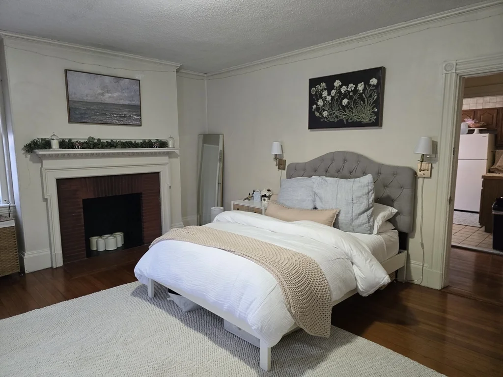 2 bed, 1 bath apartment for rent at 899 Beacon St Unit 3, Fenway — photo 4 of 12