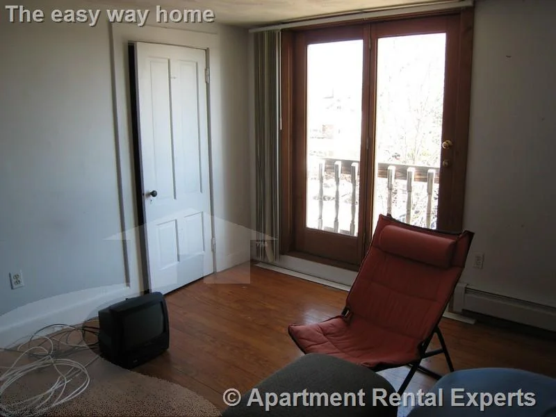 1 bed, 1 bath apartment for rent at 89A College Ave Unit 3, Tufts — photo 2 of 6