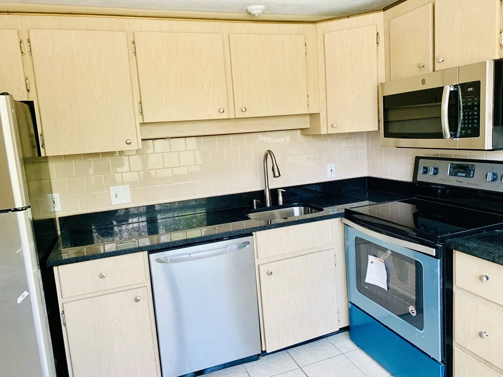 2 bed, 1 bath apartment for rent at 8B Mayberry Dr Unit 5, Westborough — photo 2 of 8