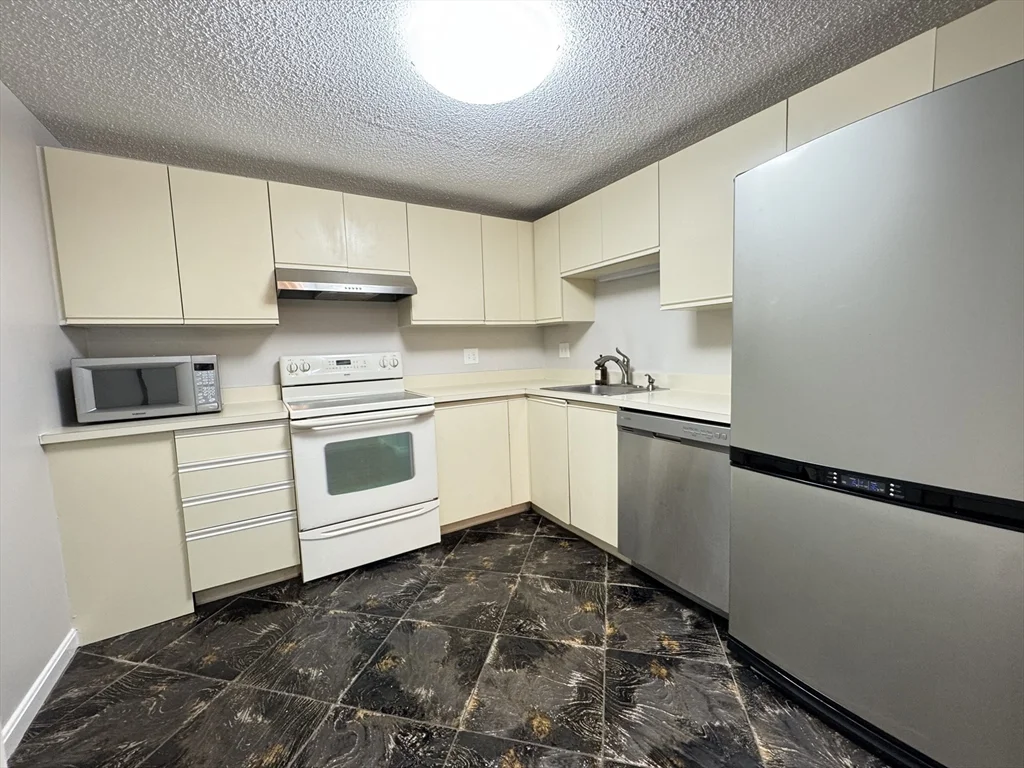 2 bed, 2 bath apartment for rent at 8th 9th St Unit 511, Medford — photo 4 of 19