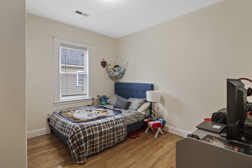 3 bed, 2 bath apartment for rent at 9-11 Clifford St Unit 9, Hyde Park — photo 11 of 17