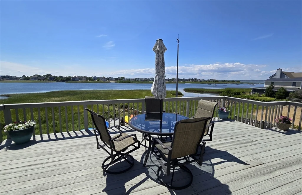 3 bed, 2 bath apartment for rent at 9 54th Unit WINTER, Plum Island — photo 3 of 17