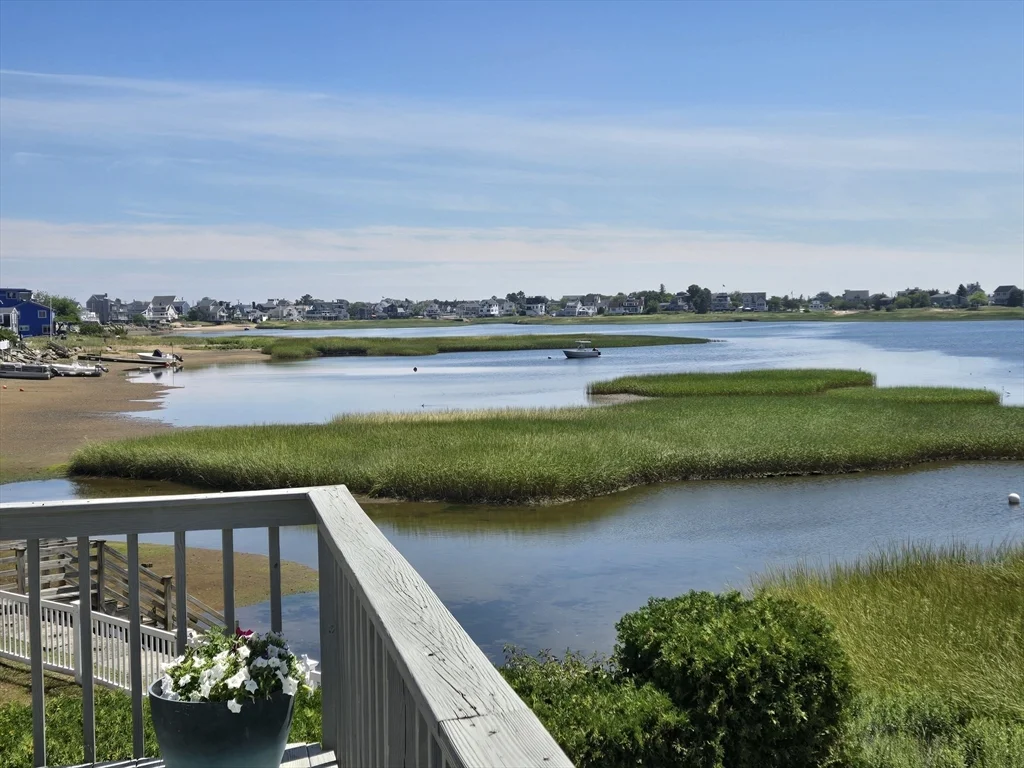3 bed, 2 bath apartment for rent at 9 54th Unit WINTER, Plum Island — photo 2 of 17