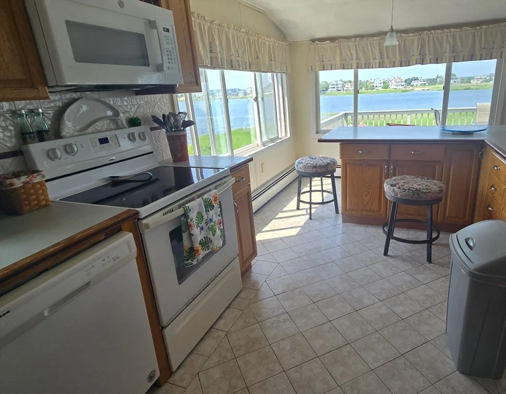 3 bed, 2 bath apartment for rent at 9 54th Unit WINTER, Plum Island — photo 4 of 17