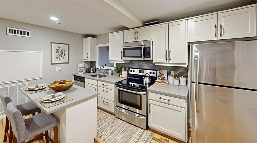 2 bed, 1 bath apartment for rent at 9 Anderson Unit 1 R, Beacon Hill — photo 1 of 13