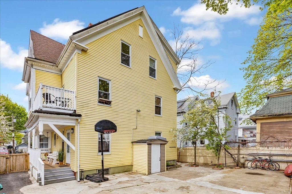 3 bed, 1 bath apartment for rent at 9 Arlington St Unit 3, Lynn — photo 8 of 9