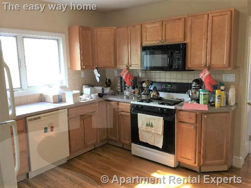 4 bed, 2 bath apartment for rent at 9 Arlington St Unit 3, Sullivan Square — photo 1 of 10