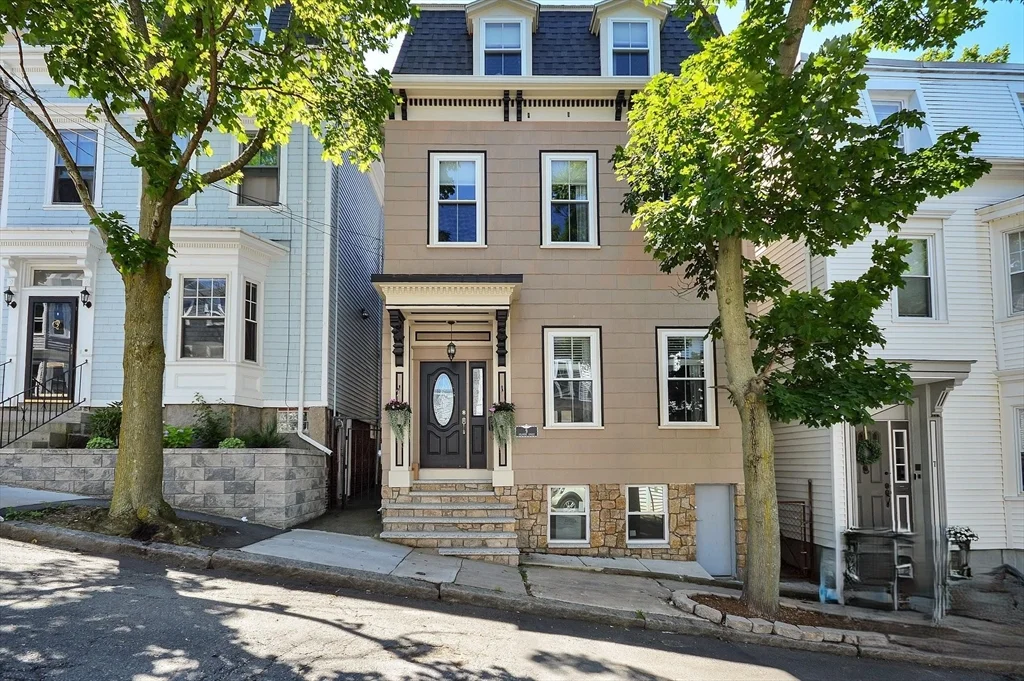 5 bed, 2 bath apartment for rent at 9 Atlantic St, South Boston — photo 2 of 26