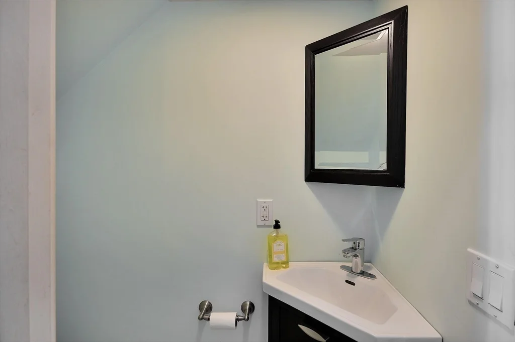 5 bed, 2 bath apartment for rent at 9 Atlantic St, South Boston — photo 26 of 26