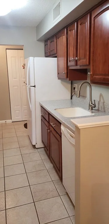 2 bed, 1 bath apartment for rent at 9 Beal's Cove Unit D, Hingham — photo 2 of 17