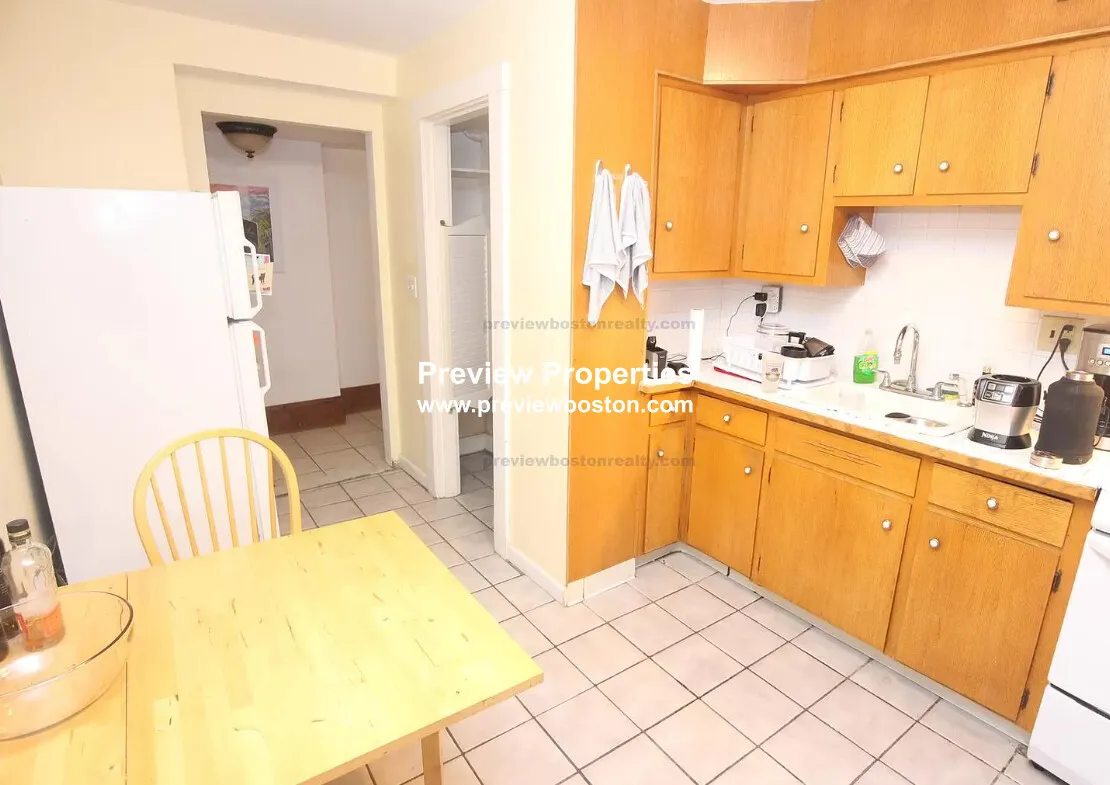 2 bed, 1 bath apartment for rent at 9 Braemore Rd Unit 1a, Brighton — photo 3 of 15
