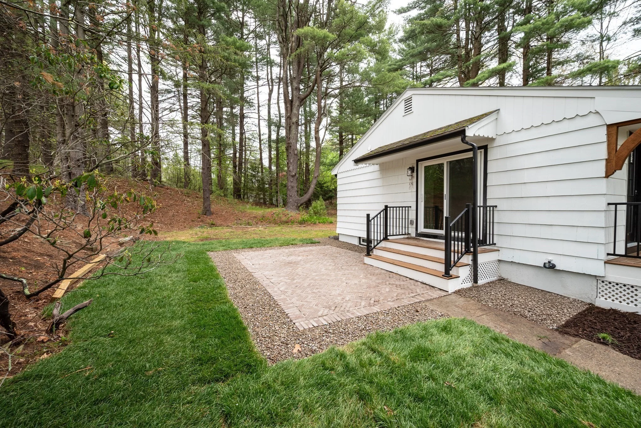 3 bed, 1 bath apartment for rent at 9 Bridge St, Medfield — photo 3 of 24