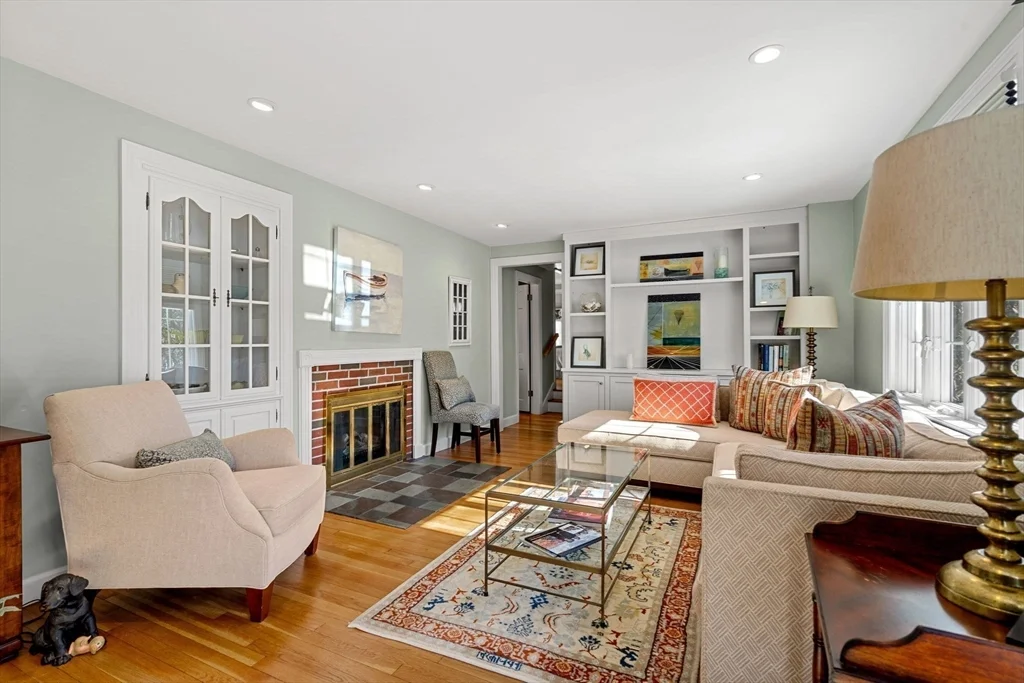 2 bed, 1 bath apartment for rent at 9 Brimblecomb, Marblehead — photo 2 of 24