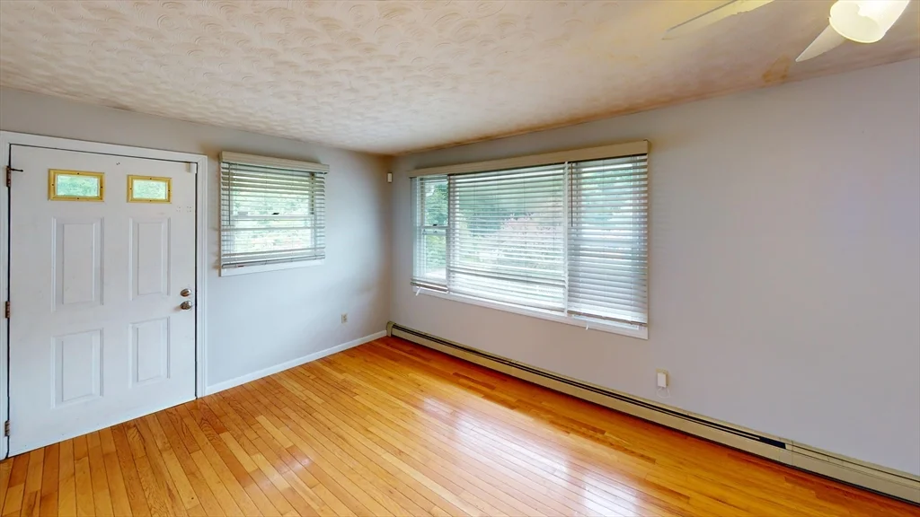 3 bed, 1 bath apartment for rent at 9 Brookdale Unit 2, Worcester — photo 4 of 12