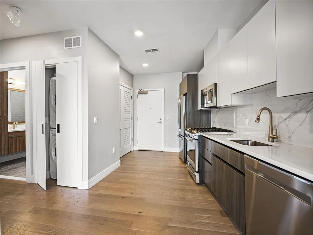1 bed, 1 bath apartment for rent at 9 Central St Unit 305, Spring Hill — photo 4 of 23