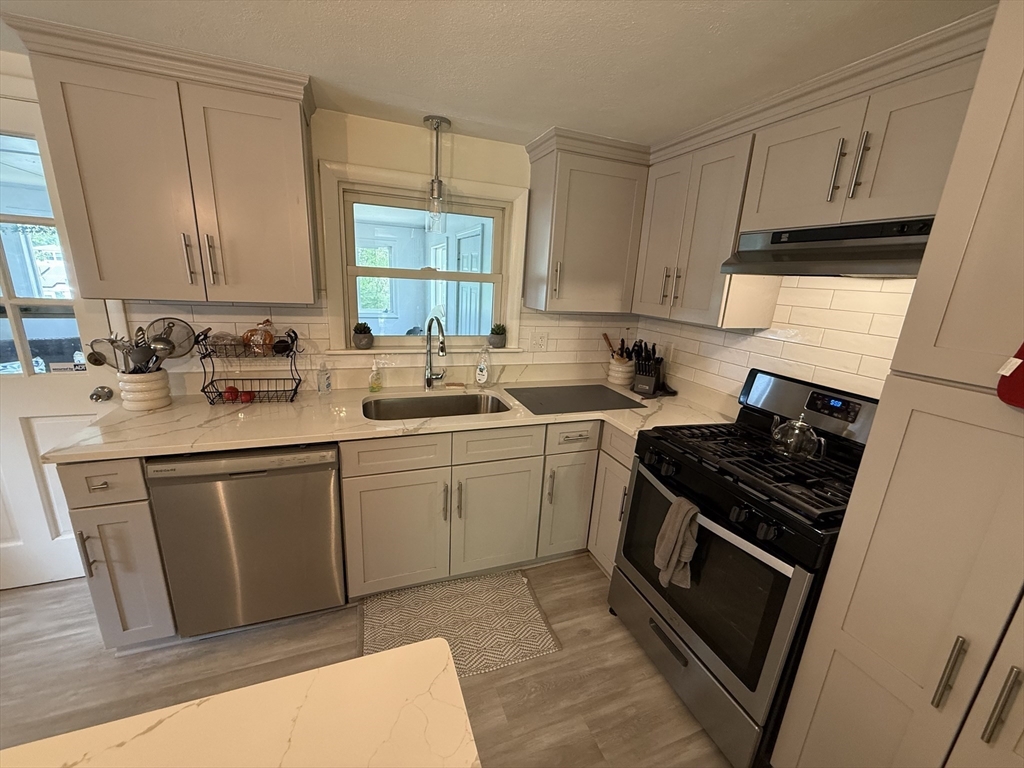 3 bed, 2 bath apartment for rent at 9 Charity Ln, Dedham — photo 3 of 17