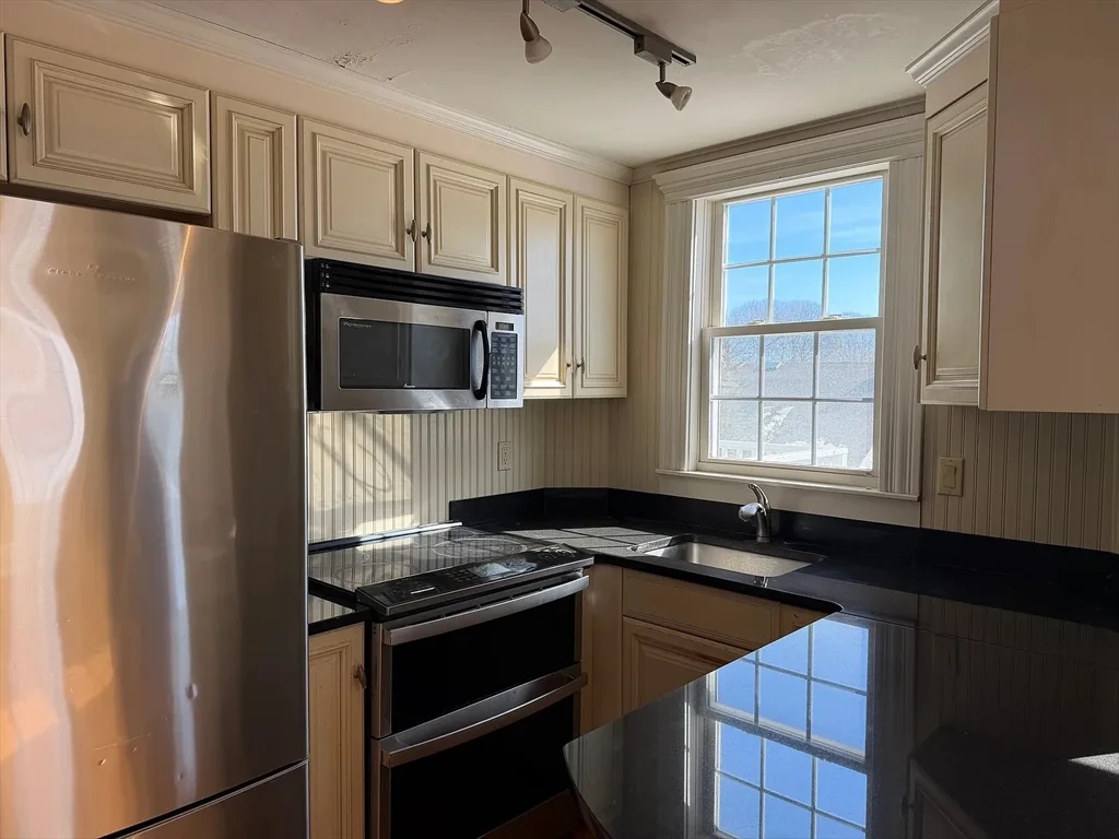 2 bed, 1 bath apartment for rent at 9 Charles St Unit 2, Newburyport — photo 10 of 16