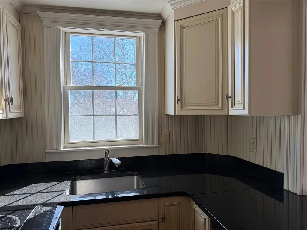 2 bed, 1 bath apartment for rent at 9 Charles St Unit 2, Newburyport — photo 12 of 16