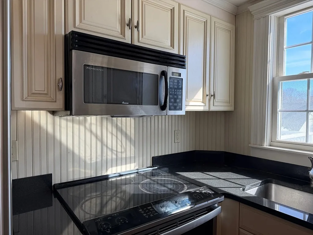 2 bed, 1 bath apartment for rent at 9 Charles St Unit 2, Newburyport — photo 11 of 16