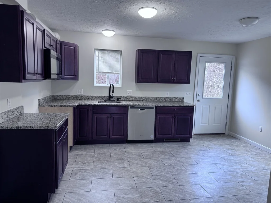 3 bed, 2 bath apartment for rent at 9 Columbia Unit 1, Holyoke — photo 2 of 16
