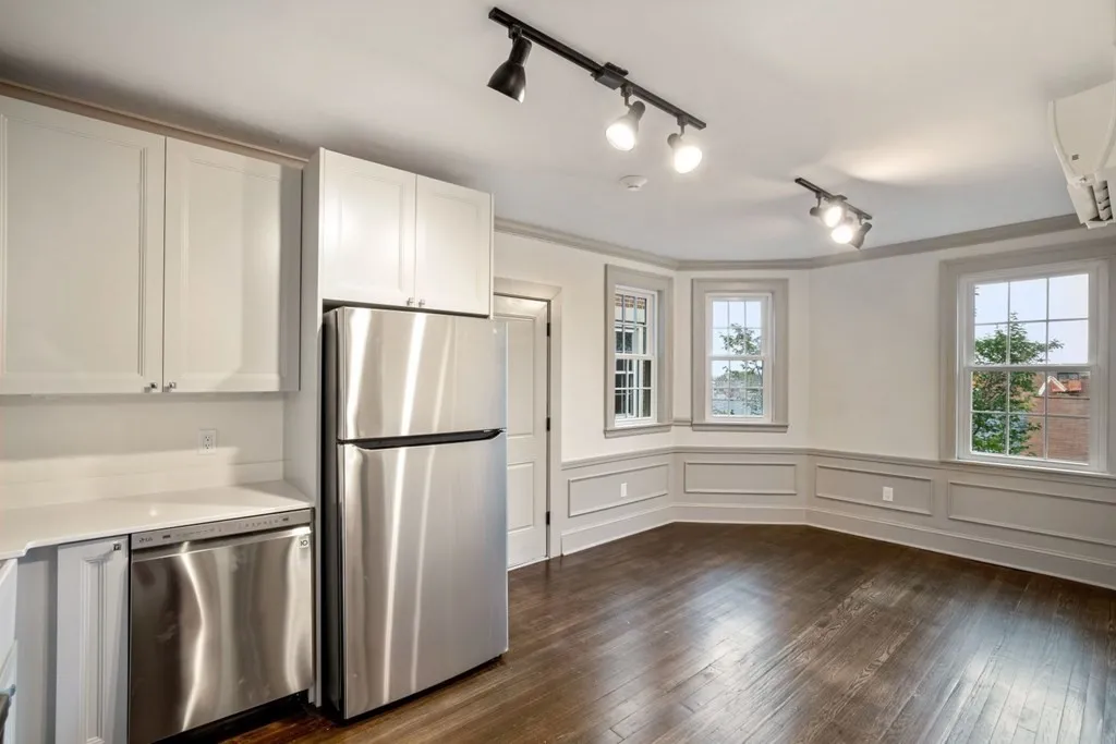 2 bed, 1 bath apartment for rent at 9 Dana St Unit 33, Mid-Cambridge — photo 3 of 15