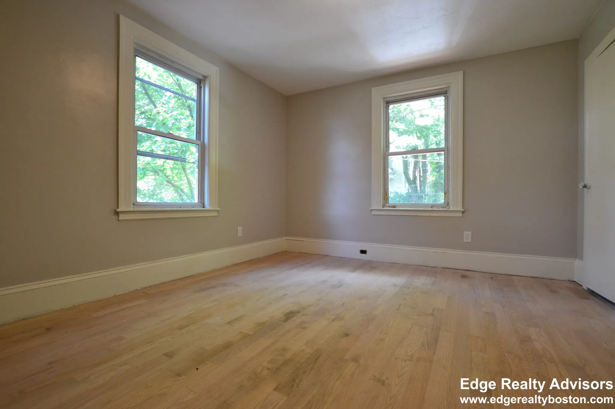 7 bed, 3 bath apartment for rent at 9 Eleanor St Unit 1, Allston — photo 4 of 10